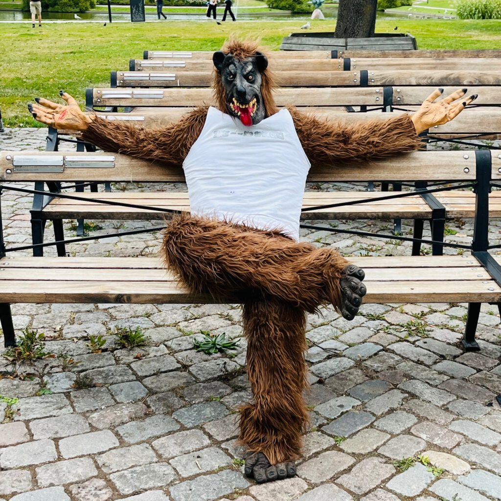 Snuttis på en parkbänk i Almedalen.